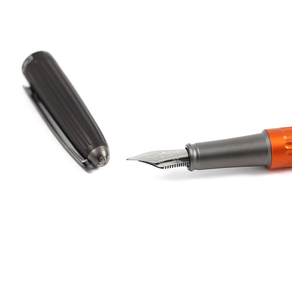 Pluma Fuente Aero - Negro/Naranjo (Black/Orange)